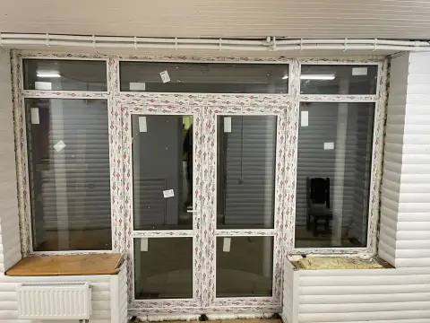 Дверная группа из белого профиля: двустворчатая дверь с боковыми стёклами и фрамугами
