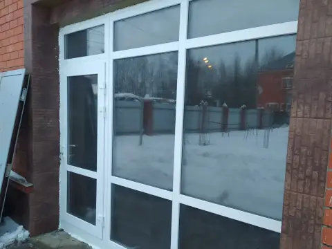Входная группа из белого ПВХ: дверь с боковым остеклением, кирпичная облицовка