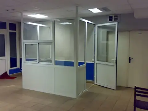 Офисная перегородка из белого профиля с остеклением и дверью, на стене синяя полоса