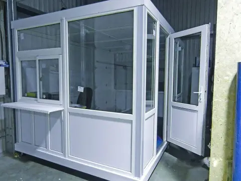 Остеклённая кабина из белого профиля, вид с угла, дверь открыта